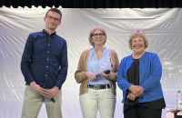 MdB Bettina Hagedorn (rechts) nimmt den begeisterten Applaus des Publikums entgegen. Links von ihr Frau Hild und Herr Schambach, welche die Moderation der Veranstaltung übernommen hatten.