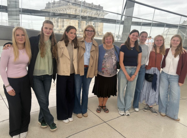 Die Reisegruppe unter der Reichstagsgruppe; im Zentrum MdB Bettina Hagedorn und Frau Hild