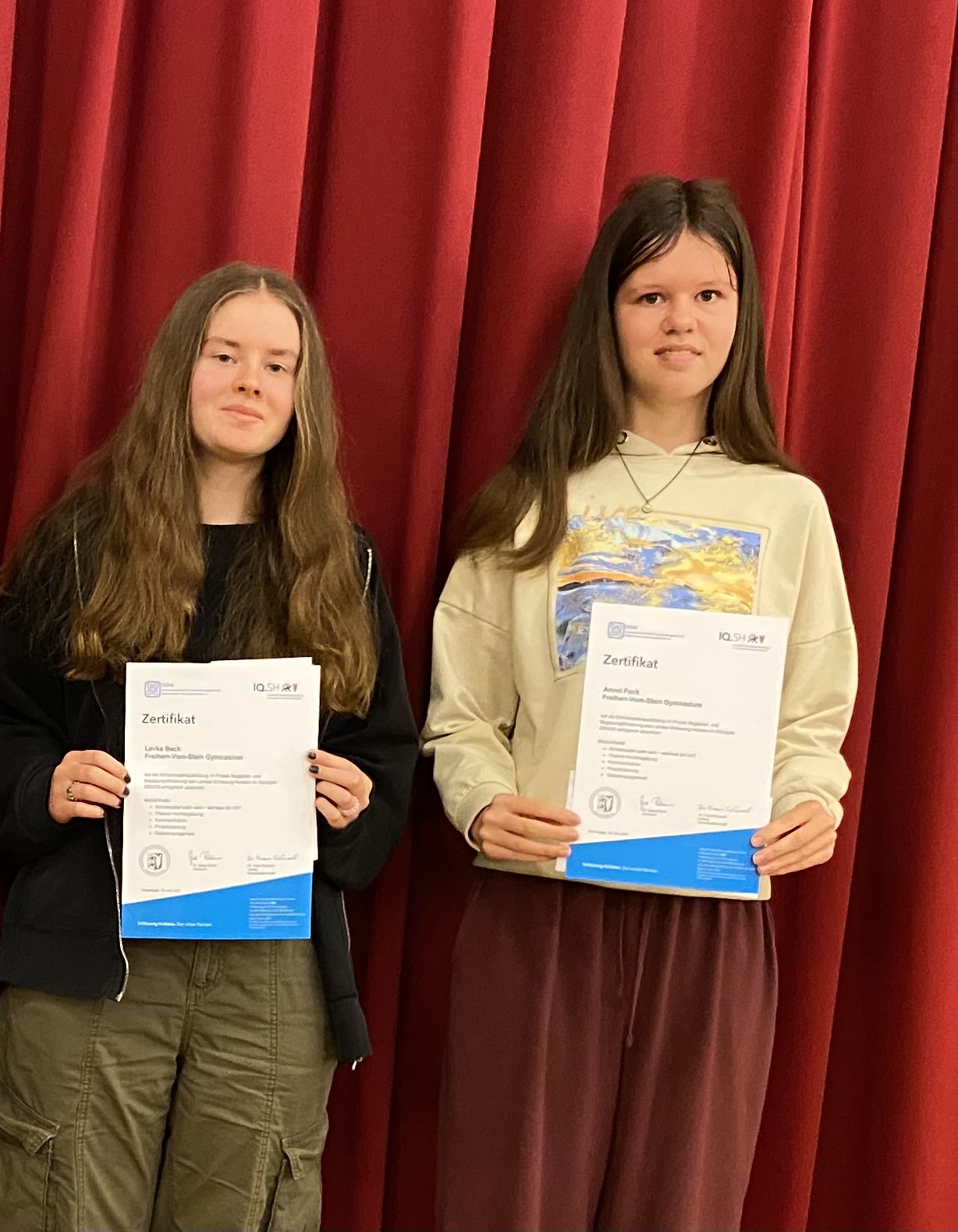 Levke und Amrei präsentieren ihre Zertifikate