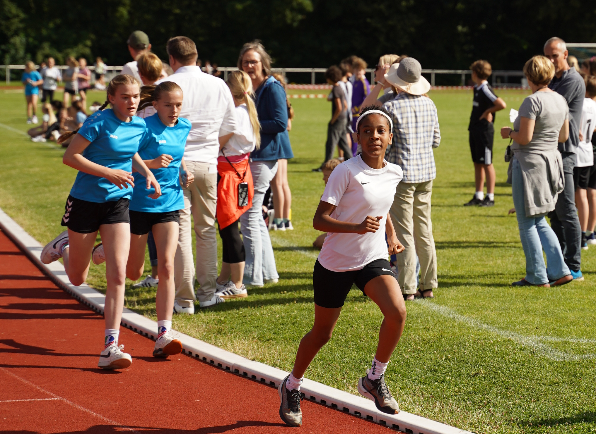 Nadin Agina im Vorfeld der Läuferinnen nach der ersten Runde des 800-Meter-Laufs