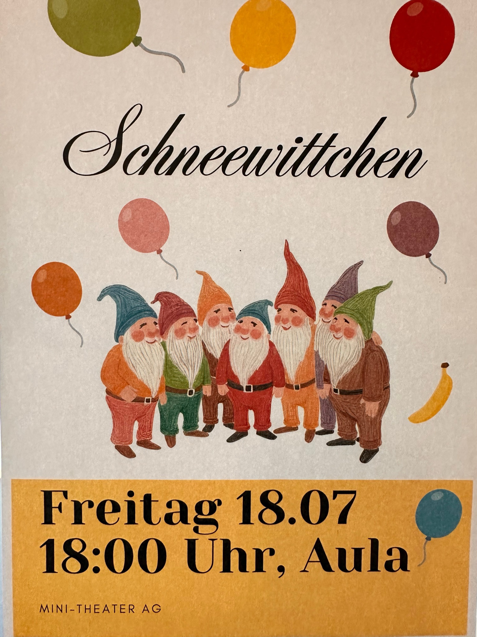 Plakat der Aufführung „Schneewittchen“ am Freitag, den 18. 07. um 18.00 Uhr in der Aula, mit einer Zeichnung der sieben Zwerge im Vordergrund