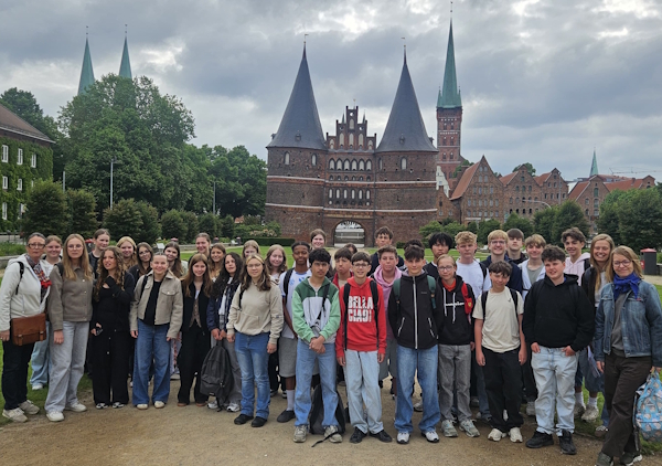Lübeck: Die französischen Gastschüler zusammen mit den deutschen Austauschpartnern und den Lehrkräften vor der Kulisse des Holstentors