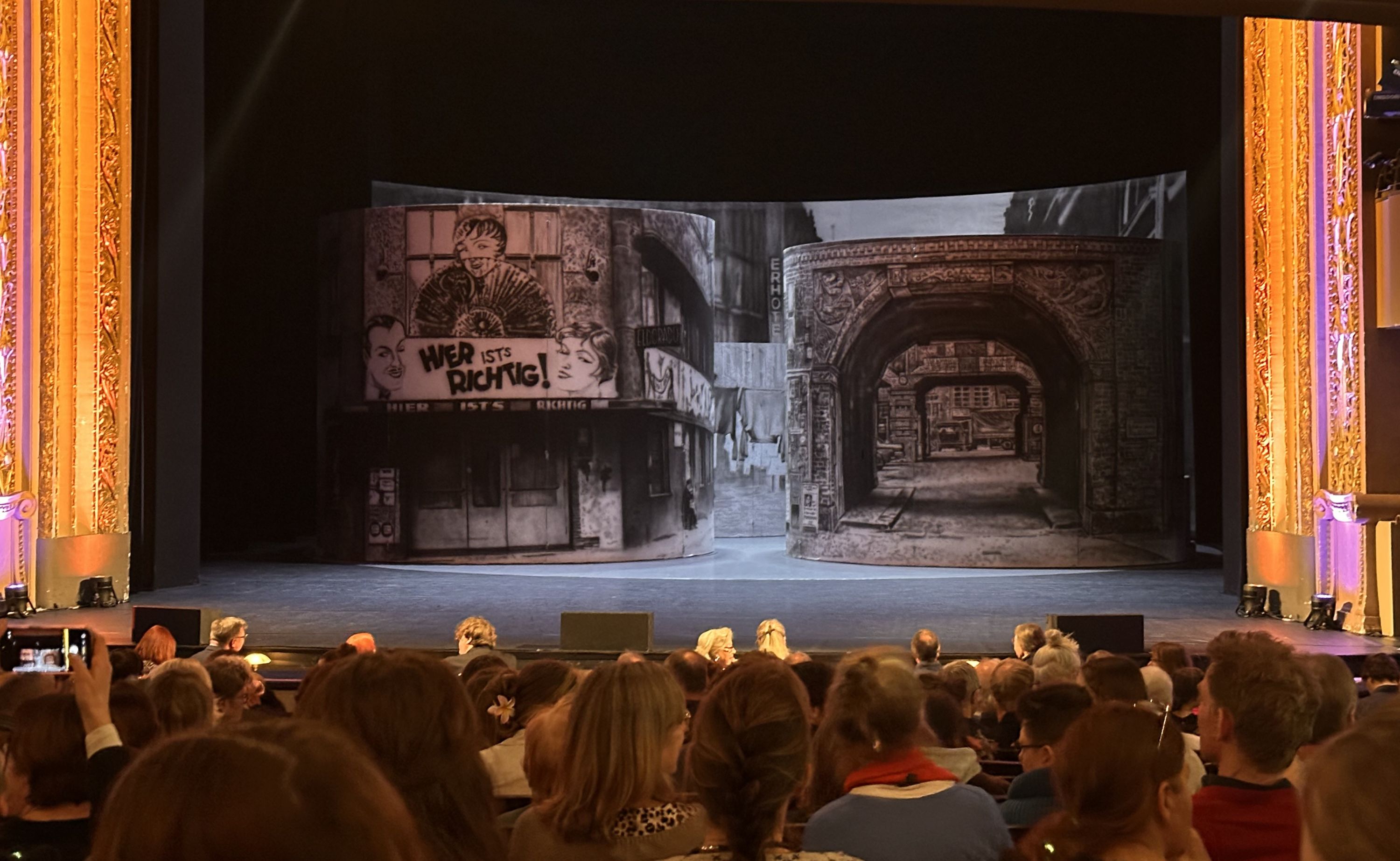 Innenraum des Theathers mit Blick auf die Bühne