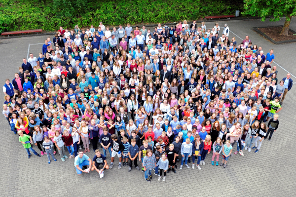 Ein Bild von allen unser Schüler/innen und Lehrer