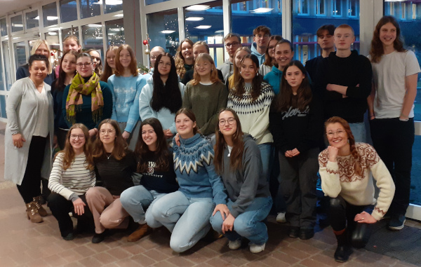 Die Schülerinnen und Schüler beim Besuch in Finnland vor der Burg Olavinlinna, in teils schneebedeckter Umgebung