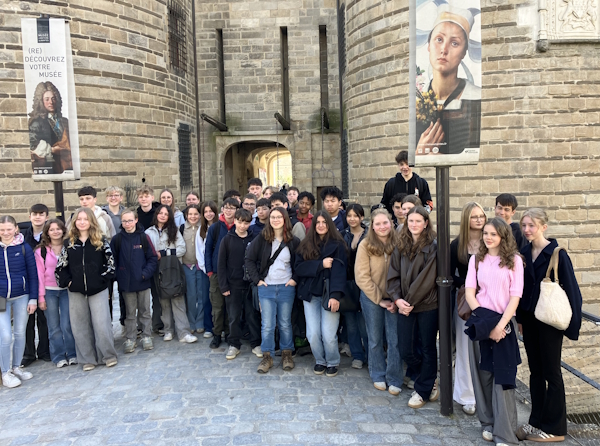 Die Schülergruppe vor dem Burgtor des historischen Museums in Nantes